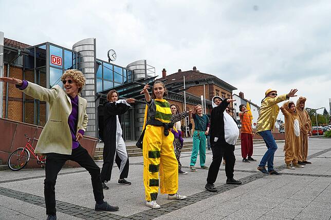 Tanzen gegen die Klimakrise, die Klimaschützer-Gruppen Extinction und Fridays for Future treffen sich im Mai 2022 zu einer Protest-Party.