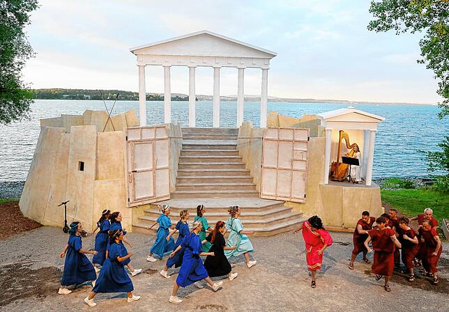 Frauen gegen kriegstreibende Männer: Szene aus &bdquo;Lysistrata&ldquo;.