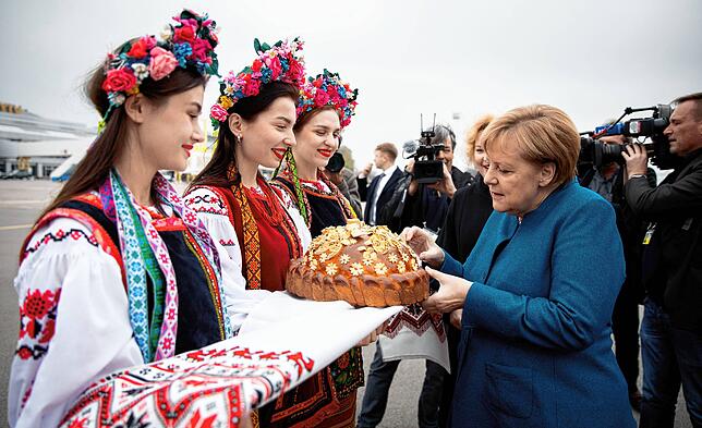 Auch die ehemalige Bundeskanzlerin Angelika Merkel wurde 2018 bei ihrer Ankunft in der Ukraine mit Brot und Salz begrüßt. Der Brauch ...