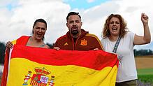 Bild : Die Fans stimmen die Spanier auf das Finale ein – wir haben Bilder!