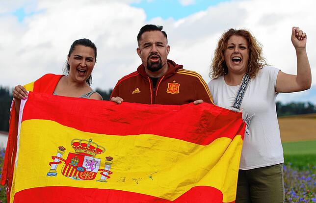 Bild 1: Die Fans stimmen die Spanier auf das Finale ein – wir haben Bilder!