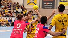 Felix Sproß (am Ball im Spiel gegen Dormagen) war gegen Lübbecke mit sechs Treffern erfolgreichster Torschütze der HSG Konstanz. Sein ...