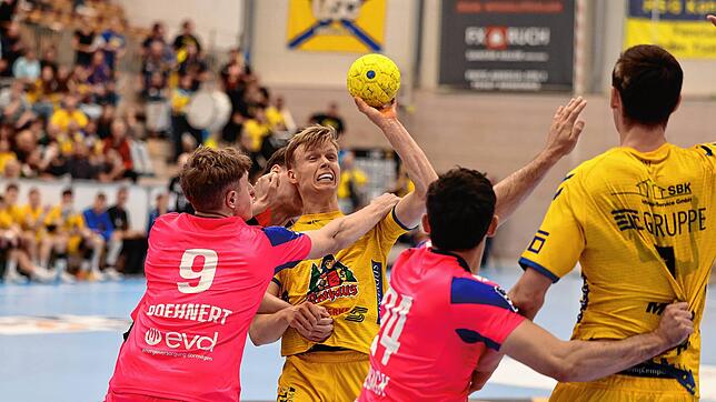 Felix Sproß (am Ball im Spiel gegen Dormagen) war gegen Lübbecke mit sechs Treffern erfolgreichster Torschütze der HSG Konstanz. Sein ...