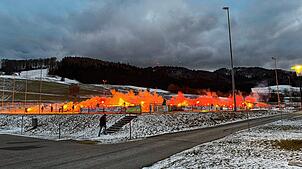 Der Kunstrasenplatz des FC Bernau war der Ort einer großen Pyro-Show.
