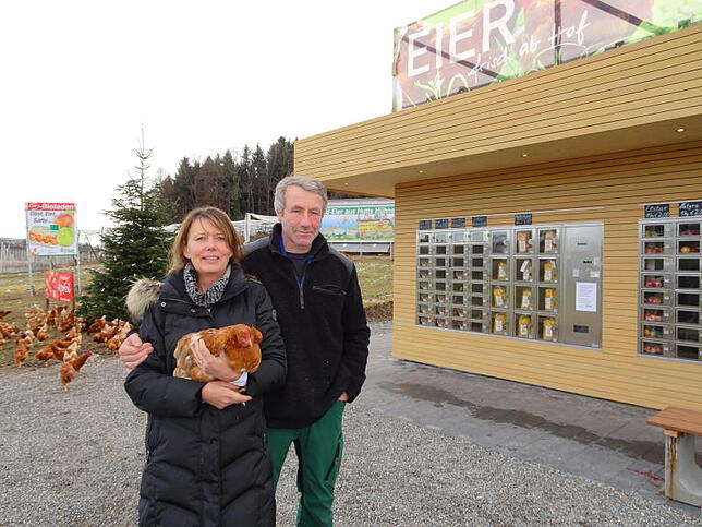 Andrea (mit Huhn Antonia auf dem Arm) und Frieder Hutt haben sich ein weiteres Standbein aufgebaut.