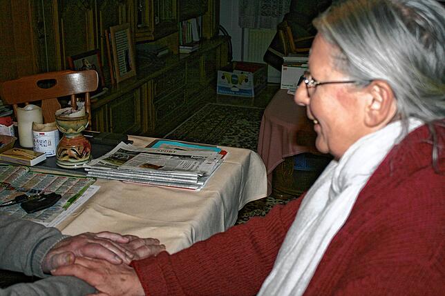 Maria Singh im Gespräch mit einem Kunden. Die 69-Jährige ist seit 2019 Trauerbegleiterin.