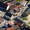 Die Kreuzung um die Weilerkapelle wird saniert und umgestaltet. Die Halle rechts an der Friedhofstraße wird abgerissen. Um den Brunnen ...