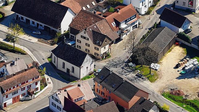 Die Kreuzung um die Weilerkapelle wird saniert und umgestaltet. Die Halle rechts an der Friedhofstraße wird abgerissen. Um den Brunnen ...