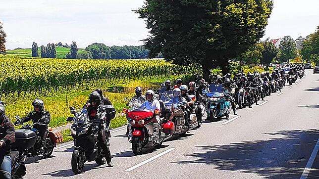 Ein Teil der Demonstration der Motorradfahrer bei Friedrichshafen.