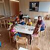 Die ersten Kinder sind schon eingezogen mit ihren Erzieherinnen und füllen das Haus mit Leben. Im Bild vorne die Leiterin Katrin Lüer ...