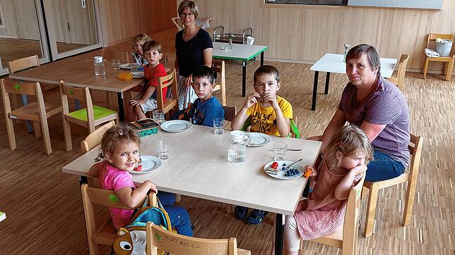 Die ersten Kinder sind schon eingezogen mit ihren Erzieherinnen und füllen das Haus mit Leben. Im Bild vorne die Leiterin Katrin Lüer ...