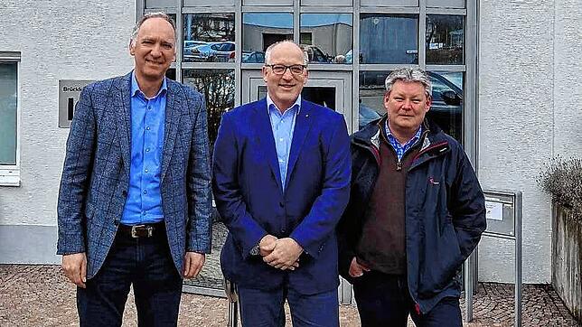 Die Geschäftsführung der L.Schaible GmbH & Co. KG mit Mathias Krauss, Bernd Schaible und Stefan Ballier vor dem neu übernommenen Werk in ...