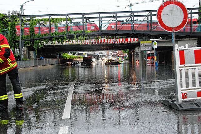 Bild 13: Heftiges Unwetter im Hegau: Auch Autos schwimmen davon!