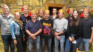 Auf dem Erinnerungsbild sind in der Generalversammlung verabschiedete und gewählte Strohglonki-Akteure mit Zunftmeister Michael Mohaupt, ...