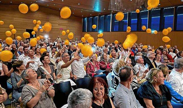 300 Ballons schwebten beim Festakt zum Abschluss des offiziellen Teils von der Decke des Kultur|O. Die gut 300 Gäste hatten großen Spaß ...