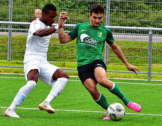 Wieder zu Hause: Alessio Lo Russo (rechts, gegen Joel Dakouri vor vier Jahren im Spiel gegen den VfB Waldshut) ist nach seinem Studium ...