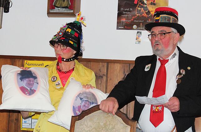 Sie gehören einfach zum Zunftstuben-Ritual: Renate und Thomas Freitag und ihre Geschenke für die Narreneltern.