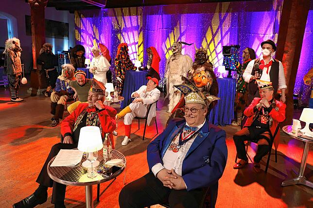 Kulisse im Konzil, hinten von rechts: Michael Kaltenbach, Simon Schafheitle, Jürgen „Neckes“ Greis und Norbert Heizmann. ...