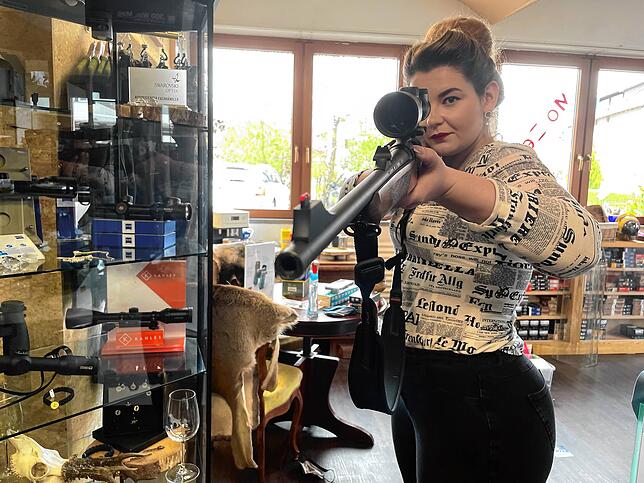 Matyja in ihrem Laden: Die Waffe war zum Zeitpunkt des Fotos nicht geladen. Sie befindet sich im Regelfall in einem abgeschlossenen ...