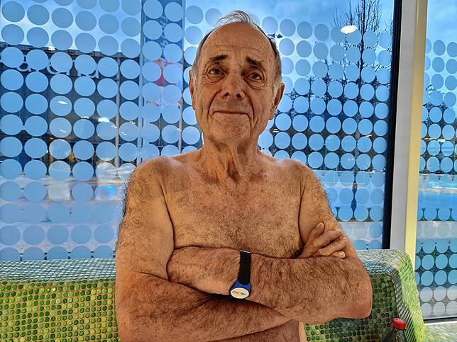 Peter Lemp ist seit 40 Jahren Badegast im Häfler Hallenbad, erst im alten, jetzt im neuen.