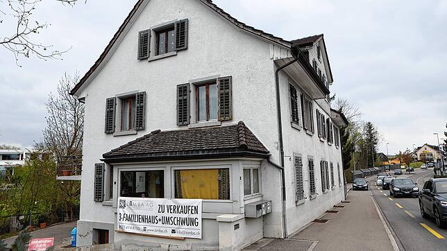 Steht zum Verkauf: Das Haus Bottighofen, Hauptstrasse 1, in dem sich 2020 ein schreckliches Verbrechen ereignet hat.