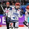 Die Wild-Wings-Spieler Tyson Spink (von links), Kyle Platzer und Alexander Karachun besprechen sich.