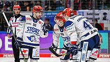Die Wild-Wings-Spieler Tyson Spink (von links), Kyle Platzer und Alexander Karachun besprechen sich.