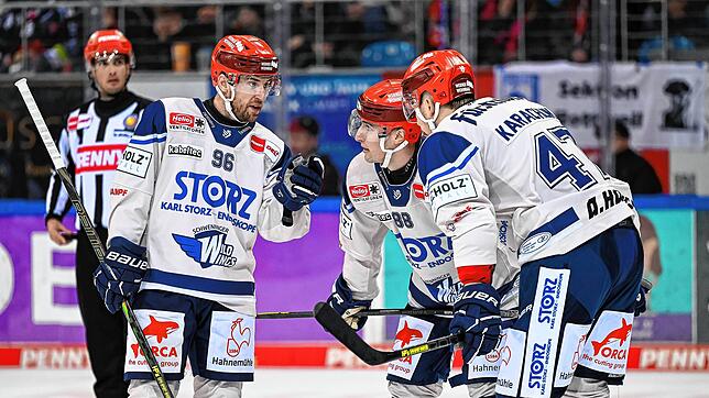 Die Wild-Wings-Spieler Tyson Spink (von links), Kyle Platzer und Alexander Karachun besprechen sich.