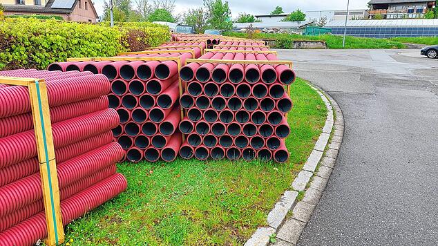 An der Waldstraße/Ecke Paul-Körber-Straße warten schon die Röhren. Foto: Ingo Günther