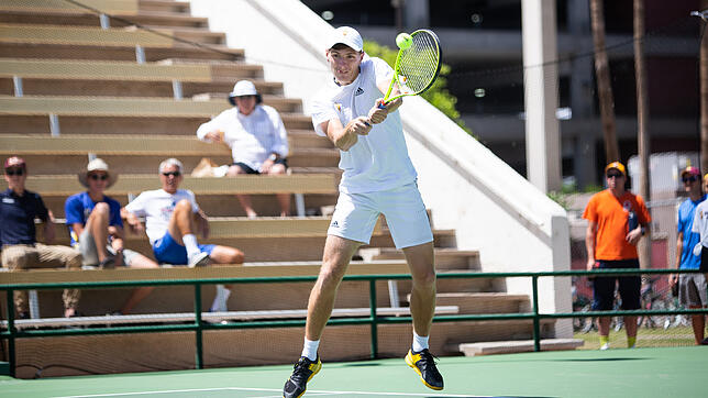 Kraftvoll: Der Tiengener Tim Rühl studiert noch zwei Semester in den USA und spielt Tennis für das Team der Arizona State University in ...