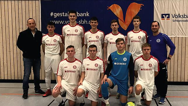 Die A-Junioren des SC Pfullendorf (hinten, von links): Staffelleiter Thomas Restle, Vincent Bühler, Jan Ammann, Fabian Selke, Marko ...