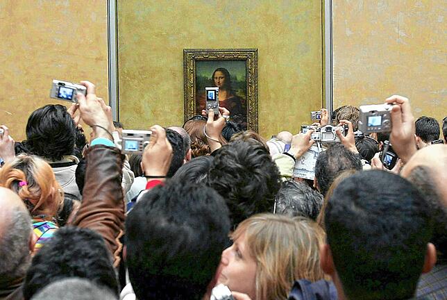 Ganz normaler Alltag im Louvre: Das dahinten könnte die Mona Lisa sein. Hier ein Bild aus dem Jahr 2005 &ndash; damals war die ...