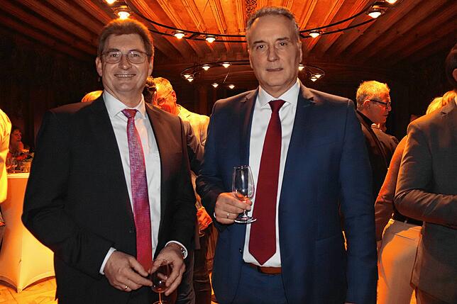 Repräsentanten von Diehl Defence: CEO Helmut Rauch (rechts) und Harald Buschek, Geschäftsführer Programme, beim Dreikönigstrunk.