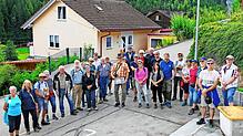 Das Interesse an der Wanderung freut Thomas Demattio (Mitte). Bild: Hartmut Ketterer