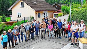 Das Interesse an der Wanderung freut Thomas Demattio (Mitte). Bild: Hartmut Ketterer