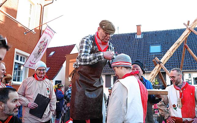 Bild 8: Mit einem kräftigen Hau Ruck wird der Narrenbaum in Position gebracht