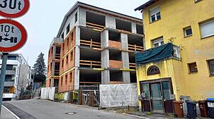 In der Biberacherhofstraße hätte ein Baukran aufgestellt werden sollen, es ging um den Weiterbau an dem großen Rohbau. Doch den konnte ...