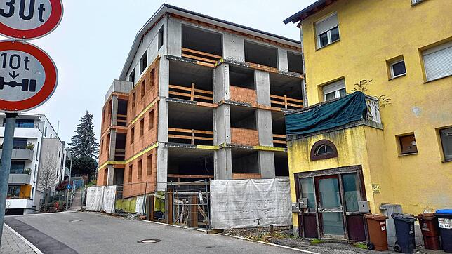 In der Biberacherhofstraße hätte ein Baukran aufgestellt werden sollen, es ging um den Weiterbau an dem großen Rohbau. Doch den konnte ...