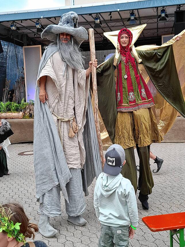 Das Duo „Lux Aeterna“ aus Fürth bereichert das Fest nicht nur auf Stelzen, sondern vor allem auch mit Feuerspielen.
