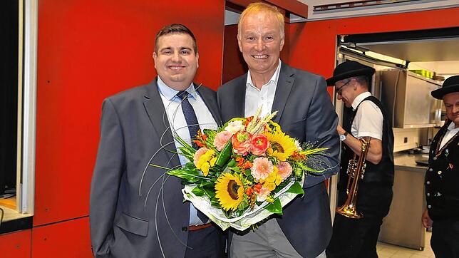 Jan Albicker (links) ist der neue Bürgermeister der Gemeinde Weilheim. Das Bild zeigt ihn zusammen mit dem derzeit amtierenden ...