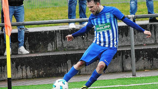 Ganz und gar Vorbild: Spielertrainer Patrick Streule vom FV Degerfelden trifft fast regelmäßig, sein Team gewinnt aber nicht mehr. Beim ...