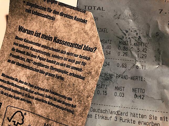Grau-blaue Kassenzettel in einem Waldshuter Einkaufsmarkt.