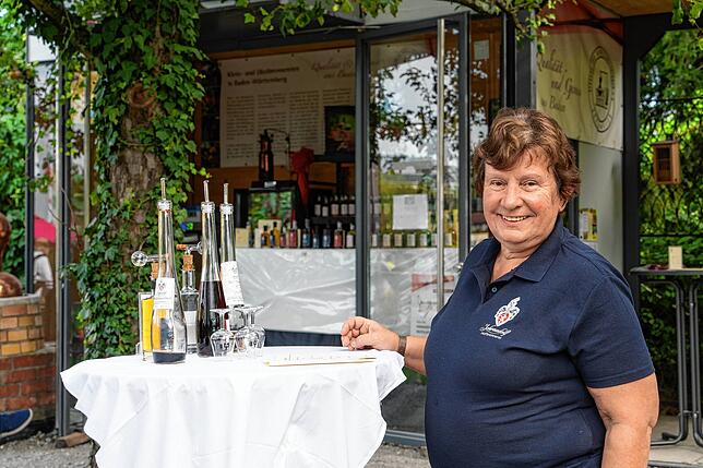 An ihrem Stand ist Irmgard Schraudolf die meiste Zeit mit den Leuten im Gespräch und erzählt von ihrem Handwerk.