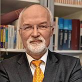 Detlef Kröger arbeitet als Jurist in Illertissen. Die Aufnahme entstand in seiner Kanzlei.