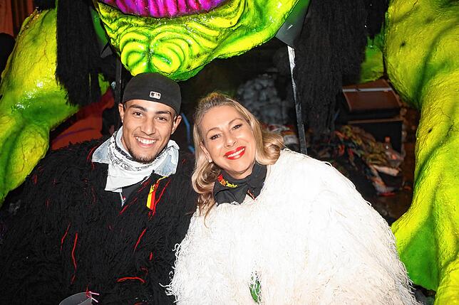 Bild 22: In der Altstadt treffen sich Hexen, Einhörner und Piraten bei der Straßenfasnacht