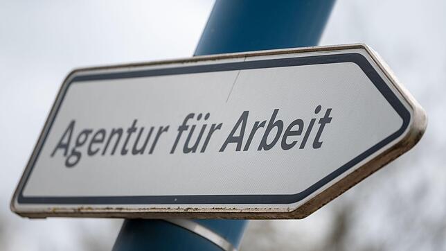 Im Alltag werden die beiden Begriffe "arbeitssuchend" und "arbeitslos" oft synonym verwenden. Doch tatsächlich sind es zwei verschiedene ...