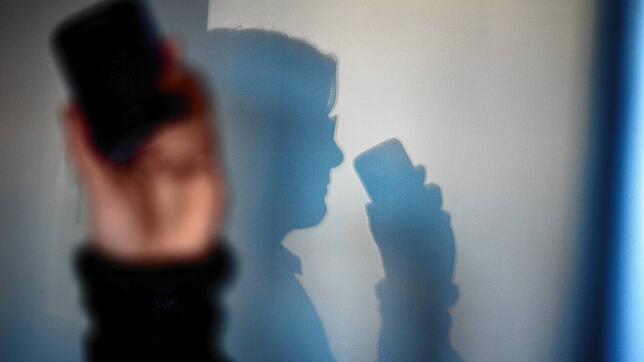 Eine Frau am Telefon (Symbolbild). Die Schweizer Justiz klagt einen Betrüger an, der seine Opfer mit dem Enkeltrick um ihr Geld gebracht ...