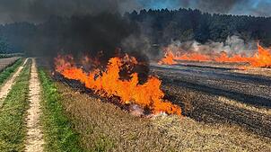 Am Montag, 11. August, löscht die Feuerwehr Meßkirch mit der Abteilung Rohrdorf diese brennenden Strohschwaden.