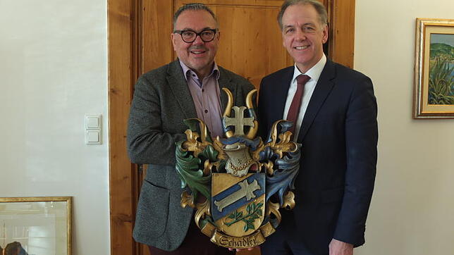 Die Bürgermeister Hans-Peter Lehmann und Johannes Moser mit dem Wappen der Familie Schädler, der sie ein Millionenerbe zu verdanken ...