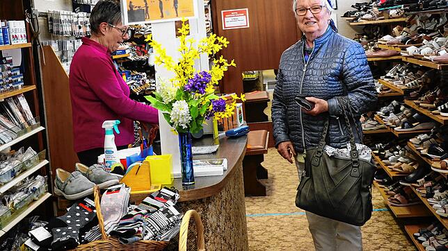 Kundin Erika Probst (rechts) kauft keine Schuhe, die sie nicht vorher anprobieren konnte &ndash; was Inhaberin Gudrun Fehrenbach im ...